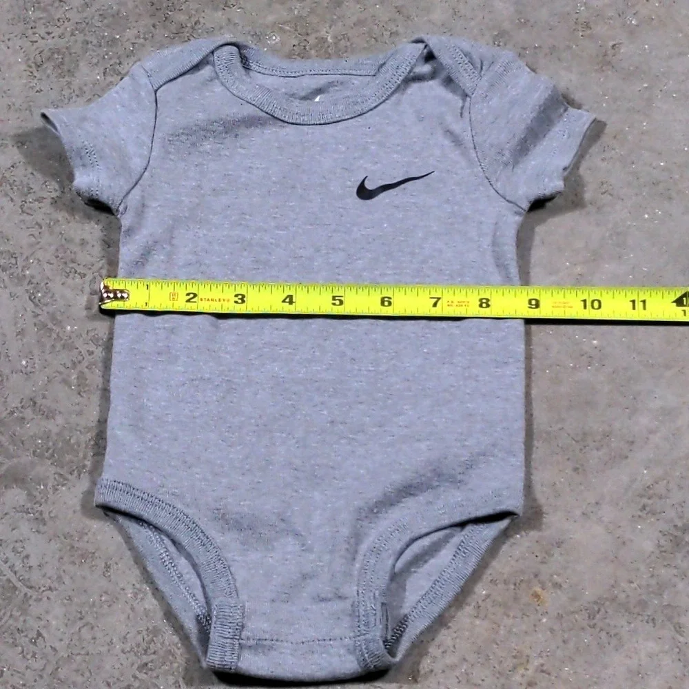 Nike Baby Bodysuit‎ Gray Heather Short Sleeve Swoosh Logo Size 9M Infant